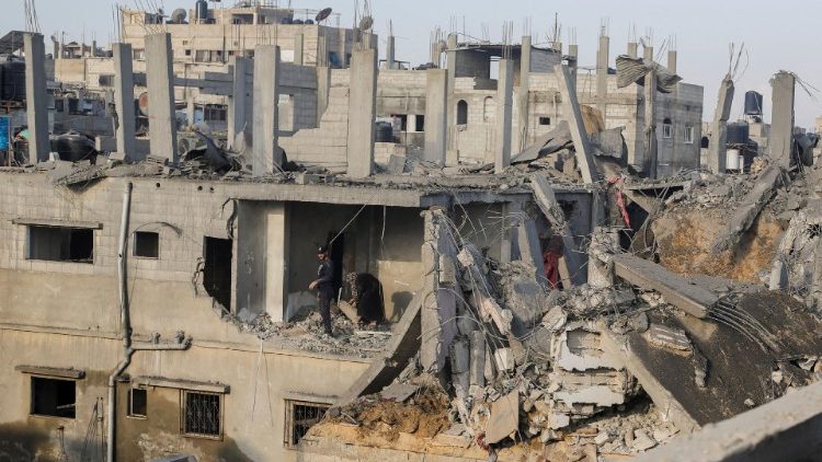 Bombardeios israelenses em Khan Younis, na Faixa de Gaza (Reuters)