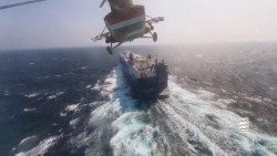 Un hélicoptère houthi survolant un cargo en mer Rouge, le 20 novembre 2023.