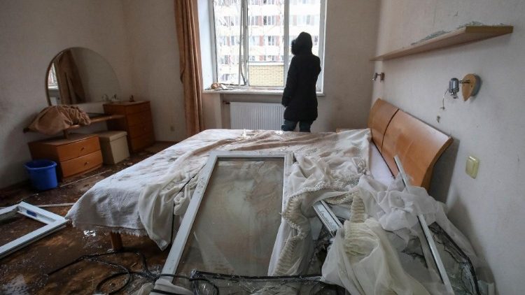 Uma residente local está em seu apartamento em um prédio danificado durante um ataque de míssil russo, em meio ao ataque da Rússia à Ucrânia, em Kharkiv, Ucrânia, 8 de dezembro de 2023. REUTERS/Vyacheslav Madiyevskyy