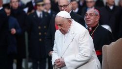 Papież Franciszek modlący się przed kolumną Niepokalanej na Placu Hiszpańskim w Rzymie, 8 grudnia 2023 r.