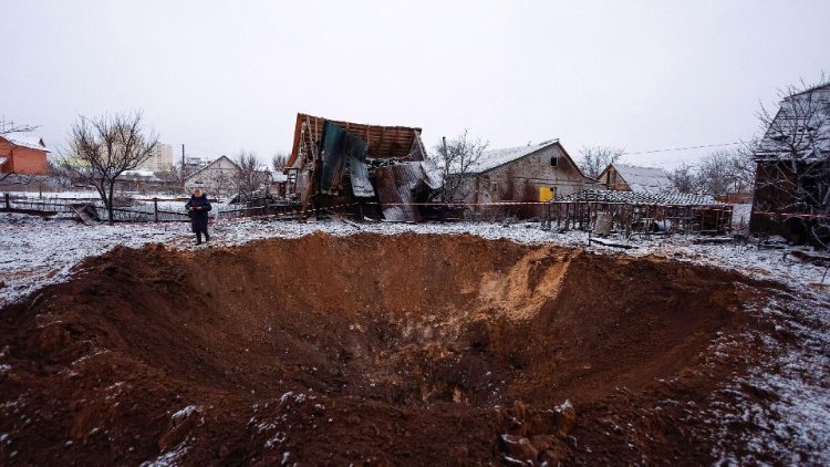 Um residente local fica próximo a uma cratera no local de um ataque com míssil russo, em meio ao ataque da Rússia à Ucrânia, em Kiev, Ucrânia, 11 de dezembro de 2023. REUTERS/Valentyn Ogirenko