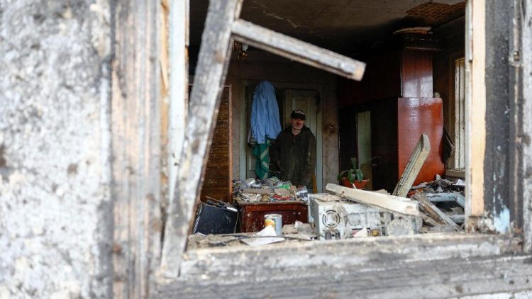 Andrei, morador local, olha pela janela de sua casa, fortemente danificada por um ataque de míssil russo, em meio ao ataque da Rússia à Ucrânia, em Kiev, Ucrânia, 11 de dezembro de 2023. REUTERS/Valentyn Ogirenko
