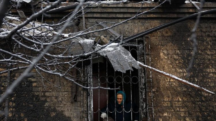 A moradora local Nadiia Matviienko limpa uma janela quebrada de sua casa, danificada por um ataque de míssil russo, em meio ao ataque da Rússia à Ucrânia, em Kiev, Ucrânia, 11 de dezembro de 2023. REUTERS/Valentyn Ogirenko