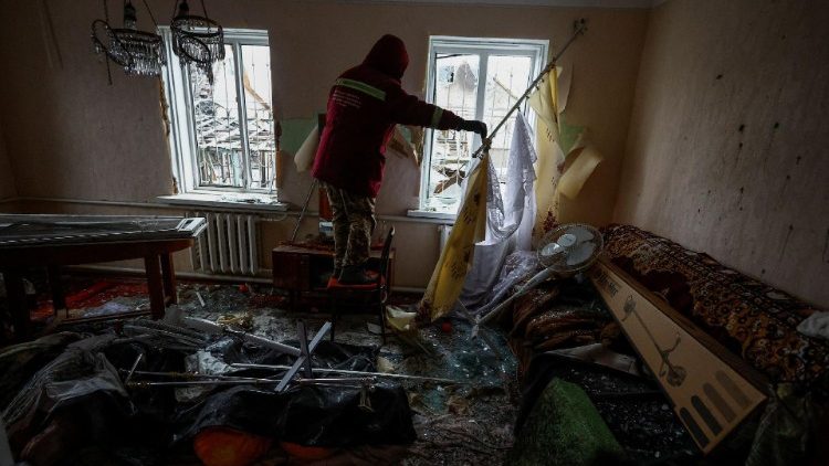 Um funcionário municipal remove destroços no local de um ataque com mísseis russos, em meio ao ataque da Rússia à Ucrânia, em Kiev, Ucrânia, 11 de dezembro de 2023. REUTERS/Valentyn Ogirenko