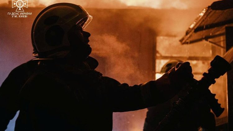 A equipe do Serviço Estatal de Emergência da Ucrânia e a polícia trabalham juntas para resgatar pessoas de um prédio em chamas após bombardeio russoem Kiev, Ucrânia, 13 de dezembro de 2023. Serviço Estatal de Emergência da Ucrânia/Divulgação via Reuters