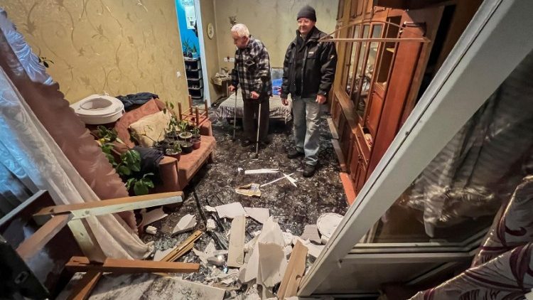 Petro Khomyn, 71 anos, olha para seu apartamento danificado durante um ataque de míssil russo, em meio ao ataque da Rússia à Ucrânia, em Kiev, Ucrânia, 13 de dezembro de 2023. REUTERS/Sergiy Karazy TPX IMAGENS DO DIA