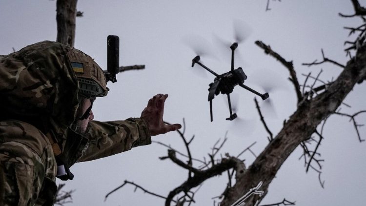 Ukrainischer Kämpfer mit einer so genannten Kamikaze-Drohne an der Front, am 12. Dezember