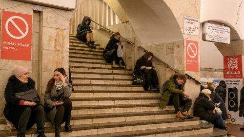 Bombenalarm in Kyiv: Menschen im U-Bahn-Schacht