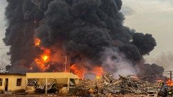 Após explosão, chamas tomam conta de terminal petrolífero em Conacri, Guiné, 18 de dezembro de 2023. (REUTERS/Souleymane Camara)