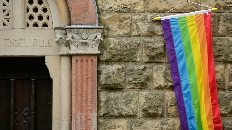 Eine Erklärung des Glaubensdikasteriums vom Dezember letzten Jahres hat die Segnung gleichgeschlechtlicher Paare unter bestimmten Bedingungen erlaubt
