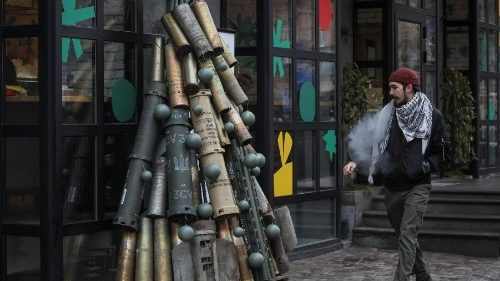 Un árbol de Navidad construido con proyectiles de artillería usados en Kyiv
