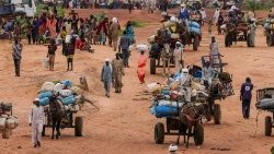 Le 20 décembre 2023, des personnes fuient les combats au Darfour pour se réfugier au Tchad.