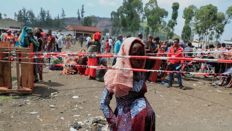 Wewnętrzni uchodźcy w kolejce do głosowania w okolicach Gomy, 20 grudnia 2023 r.