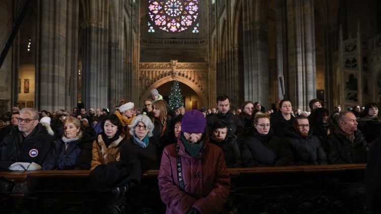 Svätá omša za obete streľby v Prahe