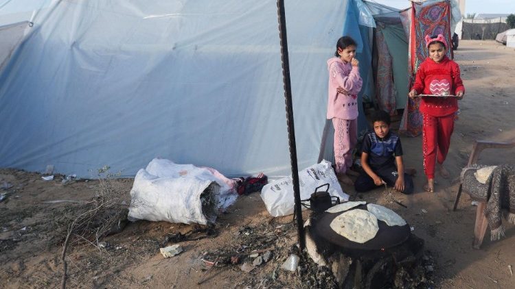 Разселени палестински деца в палатковия лагер в Рафа
