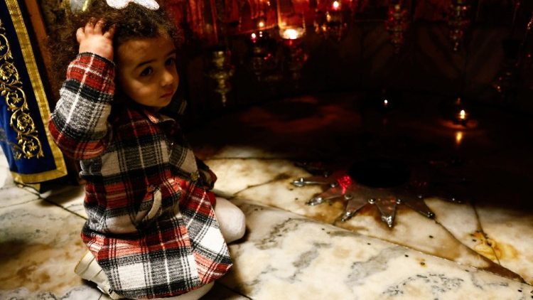 Детенце пред Рождественската пещера във Витлеем