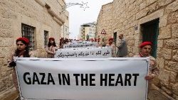 Messaggi di solidarietà per gli abitanti di Gaza portati dagli scout di Betlemme, il giorno della visita del patriarca latino di Gerusalemme, il cardinale Pizzaballa, alla vigilia di Natale