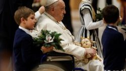    Ferenc pápa a szentmise végén a jászolba helyezte a Kisded Jézus szobrát     