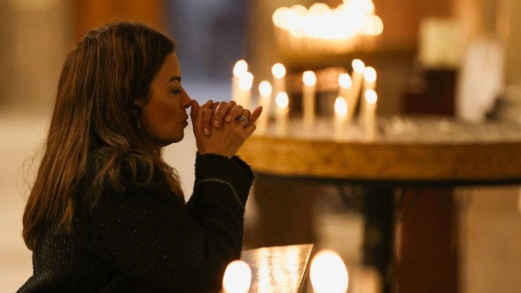 Kobieta modląca się w ormiańskim kościele