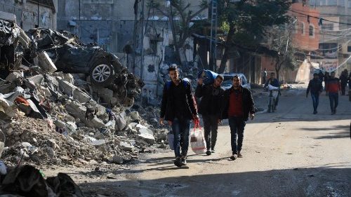 Des Palestiniens fuient leurs maisons après avoir reçu l'ordre de l'armée israélienne d'évacuer la zone à Bureij.