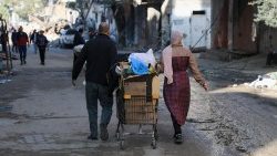 Palestinos fugindo de suas casas devido a bombardeios no centro da Faixa de Gaza