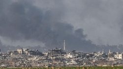Fumaça sobe sobre Gaza, vista do sul de Israel (Reuters)