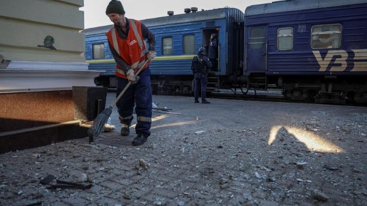 Um trabalhador limpa uma área no local de um ataque militar russo de ontem, em meio ao ataque da Rússia à Ucrânia, na estação ferroviária de Kherson, Ucrânia, em 27 de dezembro de 2023. REUTERS/Oleksandr Ratushniak