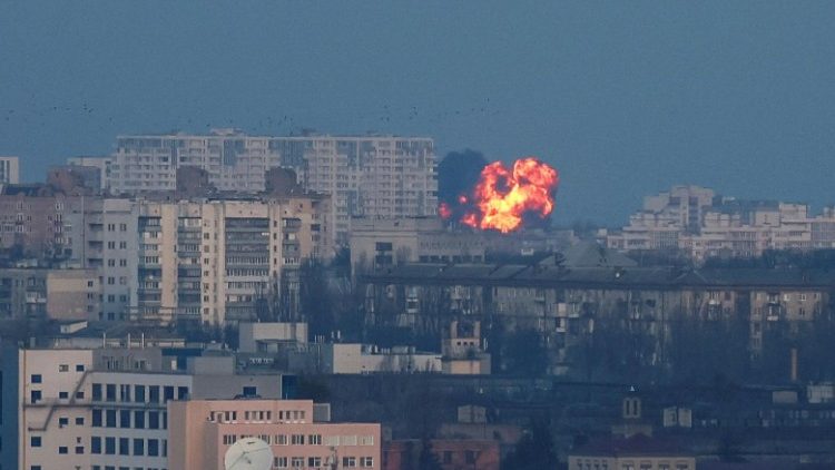 Ataque com mísseis russos contra Kiev, em 29 de dezembro de 2023. (Reuters/Gleb Garanich)