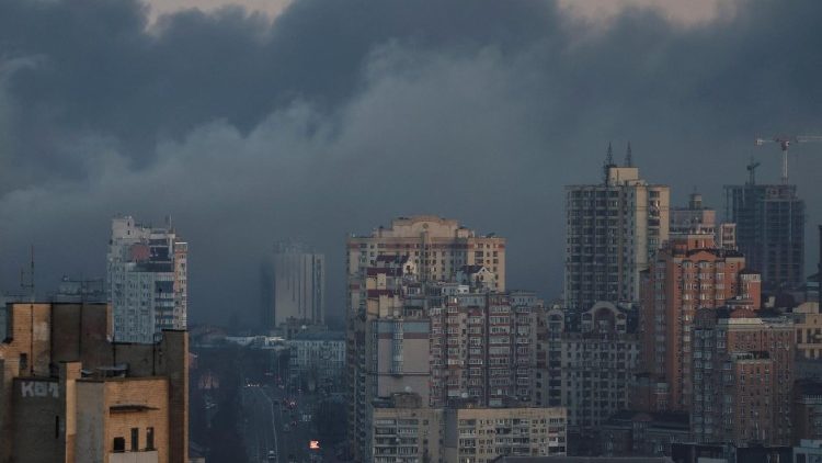 A fumaça sobe no céu sobre a cidade após um ataque de míssil e drone russo, em meio ao ataque da Rússia à Ucrânia, em Kiev, Ucrânia, 29 de dezembro de 2023. REUTERS/Gleb Garanich