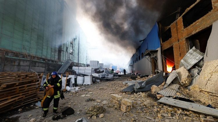 Um bombeiro trabalha no local de um armazém fortemente danificado durante um ataque de míssil russo, em meio ao ataque da Rússia à Ucrânia, em Kiev, Ucrânia, 29 de dezembro de 2023. REUTERS/Valentyn Ogirenko