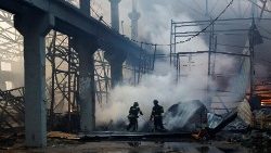 Kijów: gaszenie magazynów uszkodzonych w trakcie dzisiejszego ataku