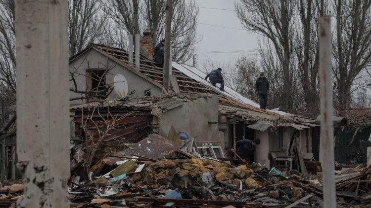 Funcionários municipais trabalham em um complexo de casas residenciais fortemente danificadas durante um ataque de drones russos, em meio ao ataque da Rússia à Ucrânia, em Odesa, Ucrânia, em 1º de janeiro de 2024. REUTERS/Nina Liashonok