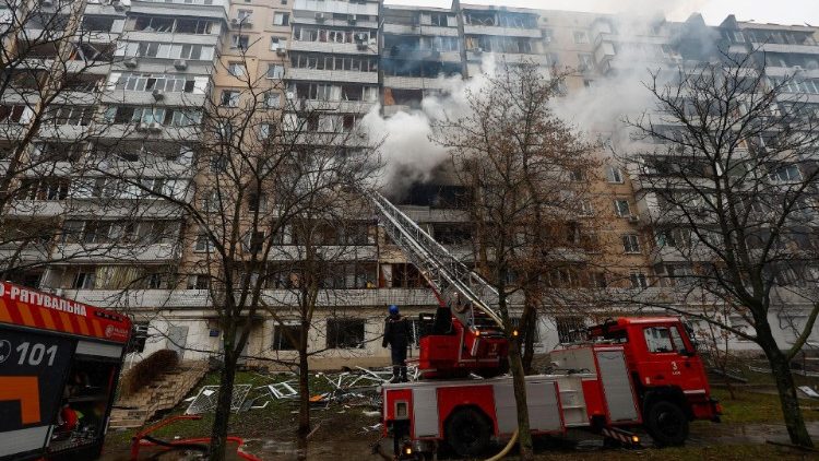 Bombeiros trabalham no local de um edifício residencial fortemente danificado durante um ataque de míssil russo, em meio ao ataque da Rússia à Ucrânia, em Kiev, Ucrânia, 2 de janeiro de 2024. REUTERS/Valentyn Ogirenko