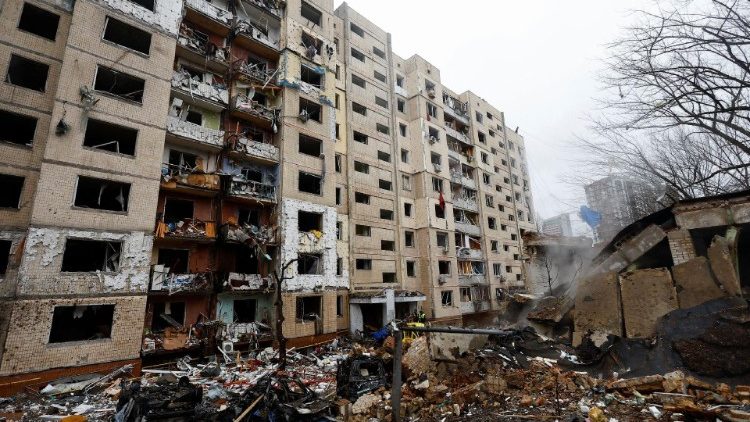 Vista de carros danificados e de um edifício residencial fortemente danificado durante um ataque de míssil russo, em meio ao ataque da Rússia à Ucrânia, em Kiev, Ucrânia, 2 de janeiro de 2024. REUTERS/Valentyn Ogirenko