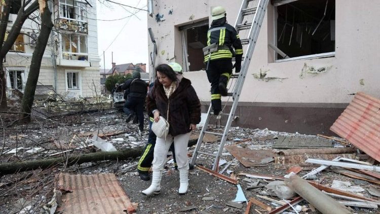 Membros do serviço de emergência operam em um prédio danificado, em meio ao ataque da Rússia à Ucrânia, em um local indicado como Kharkiv, Ucrânia, nesta imagem divulgada em 2 de janeiro de 2024. Ministério de Assuntos Internos da Ucrânia/via REUTERS