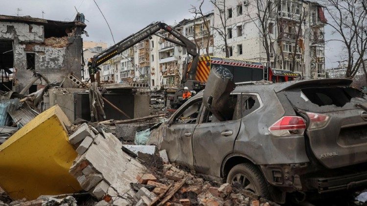 Uma vista mostra escombros e um carro danificado no local onde um edifício residencial foi fortemente danificado durante um ataque de míssil russo, em meio ao ataque da Rússia à Ucrânia, no centro de Kharkiv, Ucrânia, em 2 de janeiro de 2024. REUTERS/Vyacheslav Madiyevskyy
