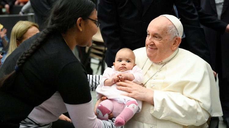 Papa Francesco com una bambina