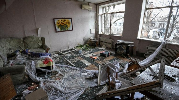 Vista de um flat em um condomînio danificado durante ataque missilístico russo em Dnipro, 7 de janeiro de 2024. (REUTERS/Mykola Synelnykov)