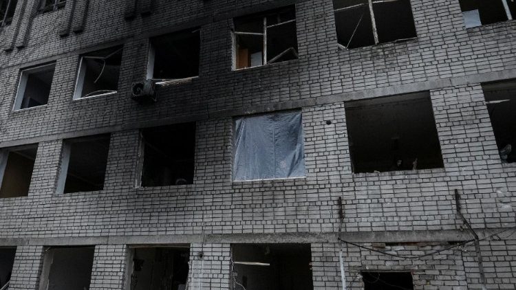 Um residente local cobre uma janela quebrada em um prédio residencial danificado durante um ataque de drone russo, em meio ao ataque da Rússia à Ucrânia, em Dnipro, Ucrânia, 7 de janeiro de 2024. REUTERS/Mykola Synelnykov