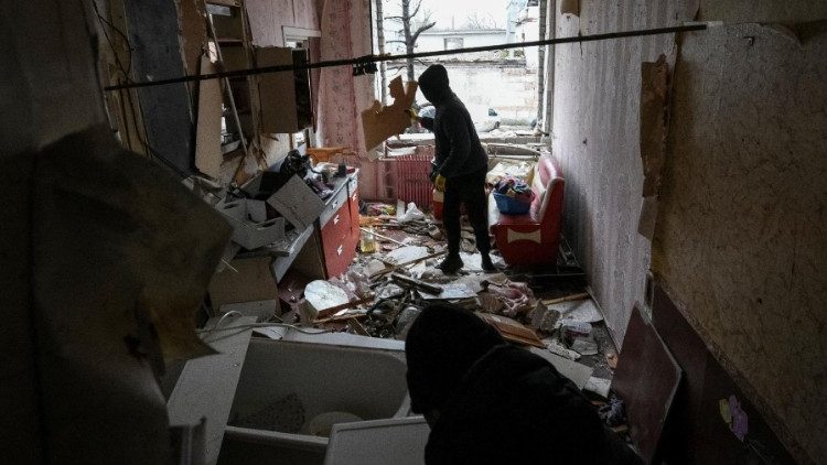 Moradores locais limpam seu apartamento em um prédio residencial danificado durante um ataque de drone russo, em meio ao ataque da Rússia à Ucrânia, em Dnipro, Ucrânia, em 7 de janeiro de 2024. REUTERS/Mykola Synelnykov