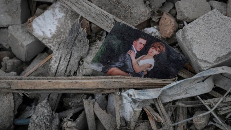 Uma foto está entre os escombros no local de um ataque com míssil russo em uma área no vilarejo de Rivne, perto da cidade de Pokrovsk, em meio ao ataque da Rússia à Ucrânia, na região de Donetsk, Ucrânia, 7 de janeiro de 2024. REUTERS/Oleksandr Ratushniak