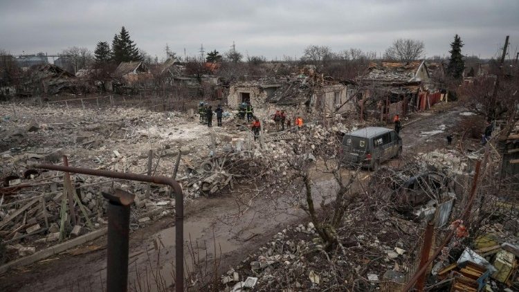 Equipes de resgate trabalham no local de um ataque com mísseis russos em uma área do vilarejo de Rivne, perto da cidade de Pokrovsk, em meio ao ataque da Rússia à Ucrânia, na região de Donetsk, Ucrânia, em 7 de janeiro de 2024. REUTERS/Oleksandr Ratushniak