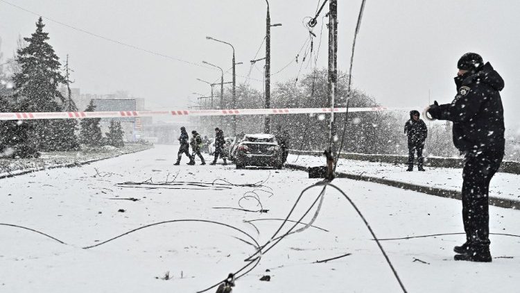 Policiais trabalham no local de um ataque com mísseis russos, em meio ao ataque da Rússia à Ucrânia, em Zaporizhzhia, Ucrânia, em 8 de janeiro de 2024. REUTERS/Stringer
