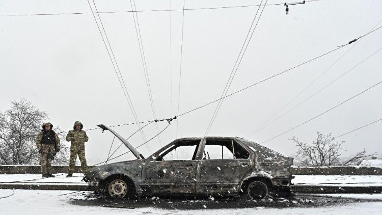 Investigadores ficam ao lado de um carro destruído por um ataque de míssil russo, em meio ao ataque da Rússia à Ucrânia, em Zaporizhzhia, Ucrânia, em 8 de janeiro de 2024. REUTERS/Stringer