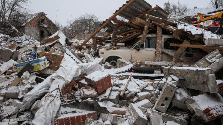 Casa destruída por um ataque com míssil russo na cidade de Zmiiv, na região de Kharkiv, Ucrânia, 8 de janeiro de 2024. REUTERS/Sofiia Gatilova 