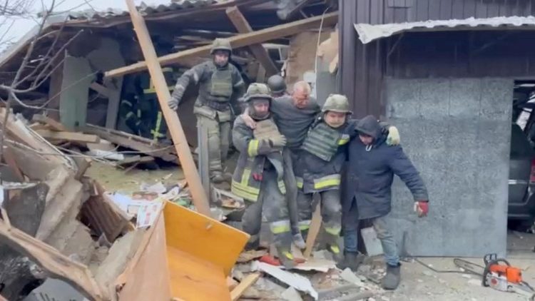 Um homem é resgatado dos escombros após um ataque com míssil russo, em um local denominado Zmiiv na região de Kharkiv, Ucrânia, nesta imagem obtida de um vídeo divulgado em 8 de janeiro de 2024. Ihor Klymenko via Telegram/Divulgação via REUTERS