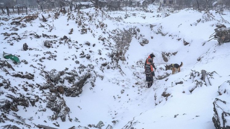 Equipes de resgate com cão farejador trabalham no local de um ataque com mísseis russos na cidade de Pokrovsk, região de Donetsk, Ucrânia, 8 de janeiro de 2024. REUTERS/Oleksandr Ratushniak