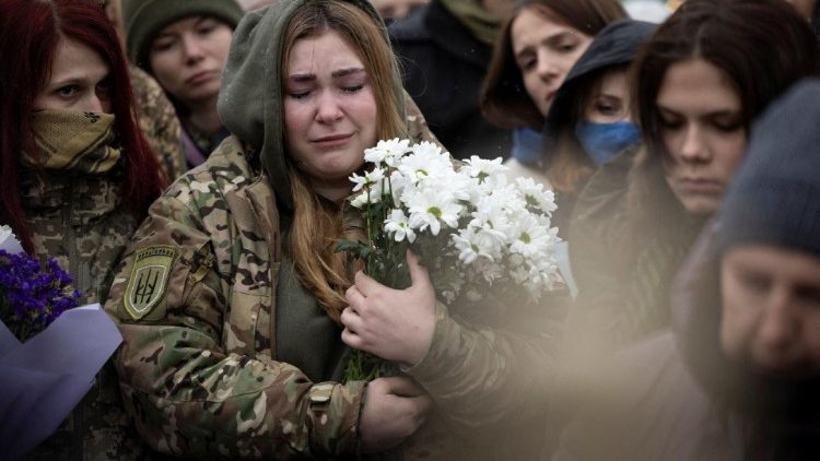 Pessoas comparecem à cerimônia fúnebre do poeta e militar ucraniano Maksym Kryvtsov, que foi morto em combate contra o ataque da Rússia à Ucrânia, na Praça da Independência, em Kiev, em 11 de janeiro de 2024. REUTERS/Thomas Peter