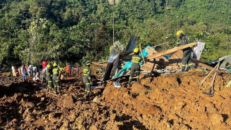 Colômbia, equipes de resgate trabalhando no local do deslizamento de terra