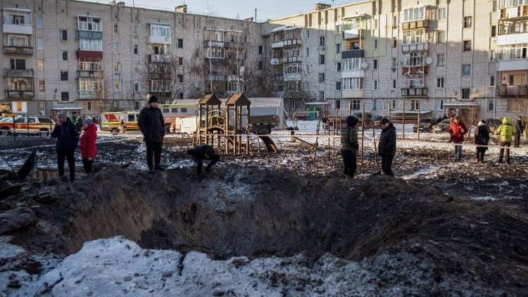 Krater po wybuchu rosyjskiego pocisku na osiedlu w mieście Szostka w obwodzie sumskim, 13 stycznia 2024 r.